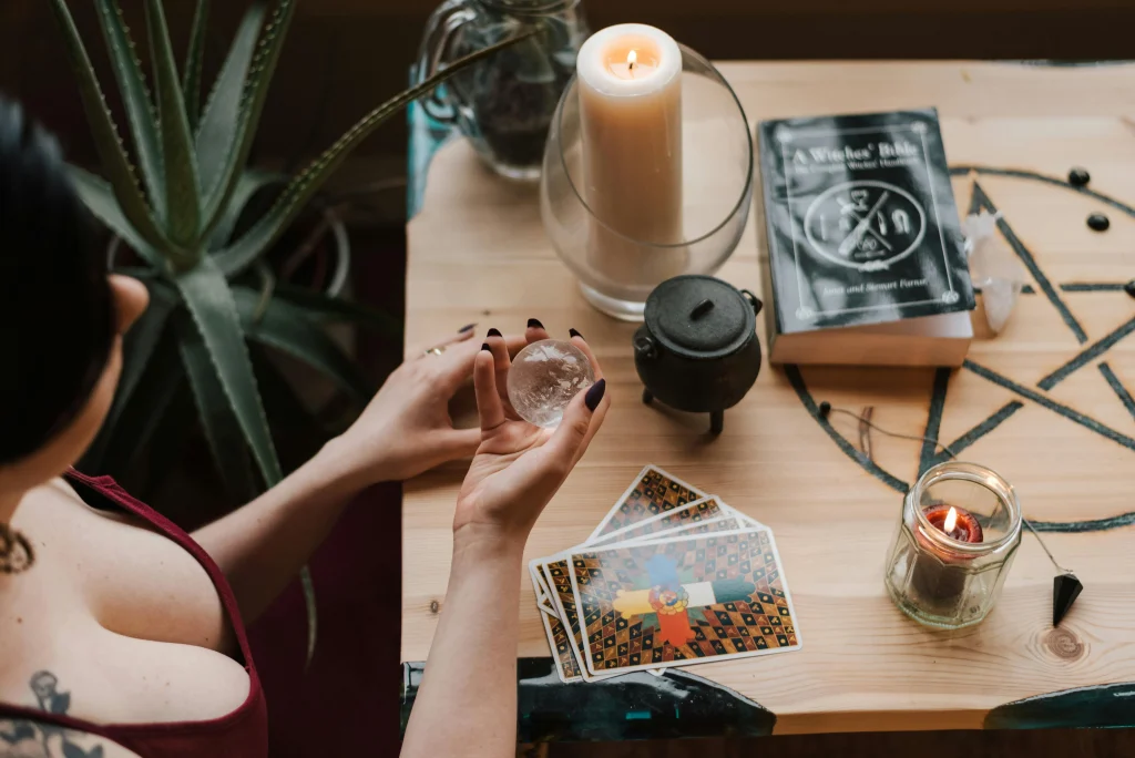 Magia Rossa: Significato, Potenza e Ruolo dell’Operatore Esoterico nei Rituali d’Amore