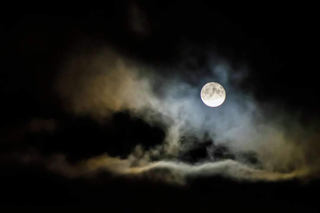 El ritual de la luna creciente para el amor: simbolismo, historia, energía e interpretación esotérica