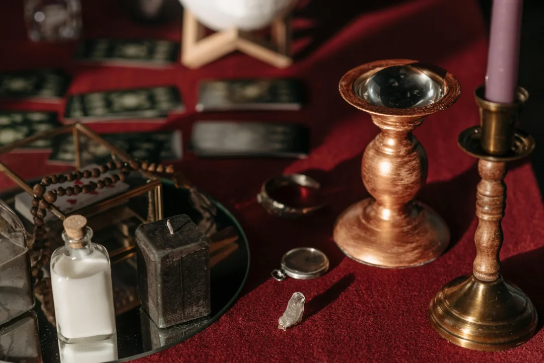 Legamenti d’Amore con Magia Nera: Potenza, Funzionamento e Ruolo del Professionista Esoterico