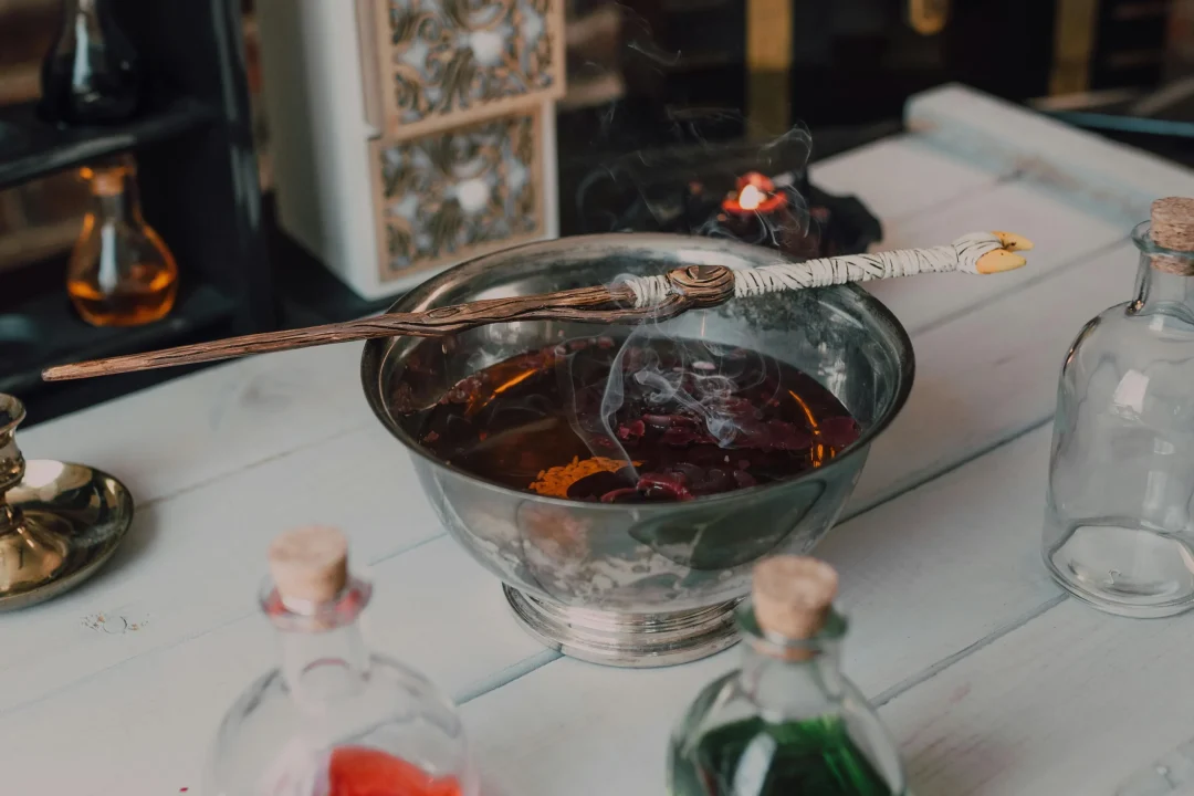 Magia Bianca, Magia Rossa e Magia Nera: Differenze, Funzioni e Potenza nei Percorsi Esoterici